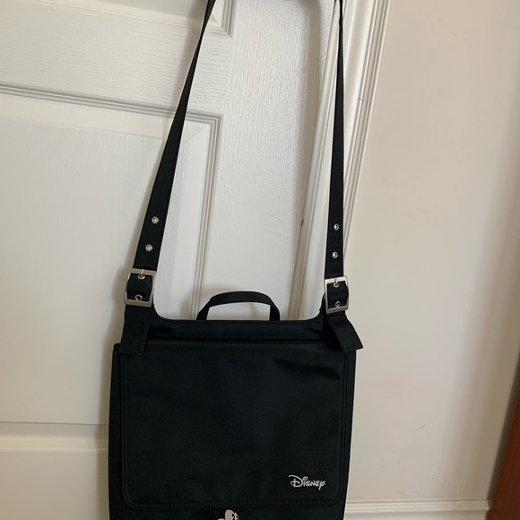 Gently used Targus Mickey Laptop Messenger Bag - Picture 9 of 10